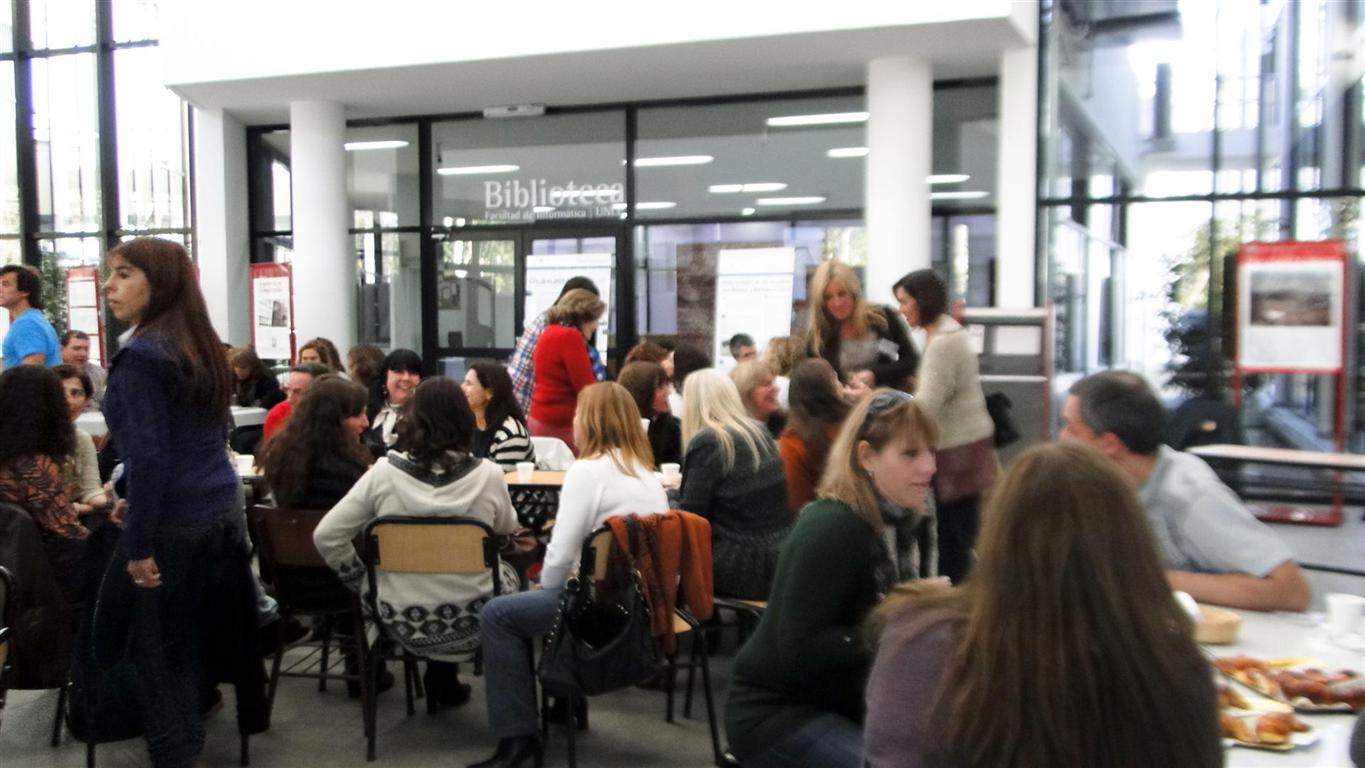 Imagen del encuentro de egresados y ex-alumnos que se realizó el sábado 2 de junio en el edificio de la Facultad.